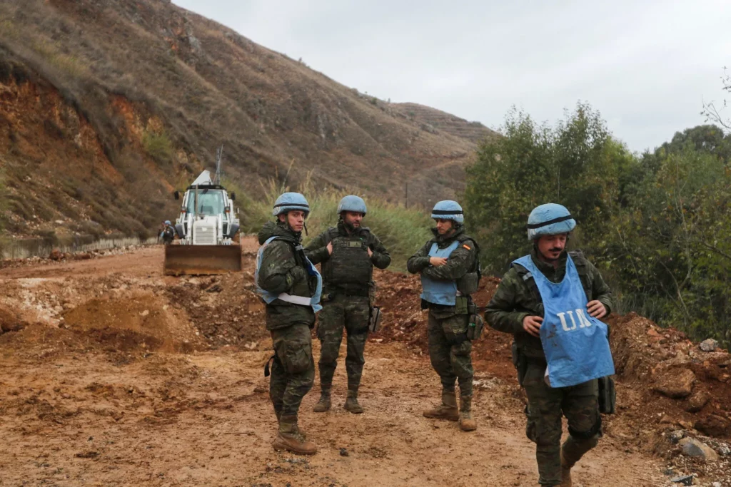 Las fuerzas de paz de FPNUL aseguran el área en Khardali, en el sur del Líbano, luego de un alto el fuego entre Israel y Hezbolá el 27 de noviembre de 2024. (AP Foto/ Mohammed Zaatari) 