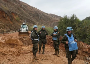 Las fuerzas de paz de FPNUL aseguran el área en Khardali, en el sur del Líbano, luego de un alto el fuego entre Israel y Hezbolá el 27 de noviembre de 2024. (AP Foto/ Mohammed Zaatari)