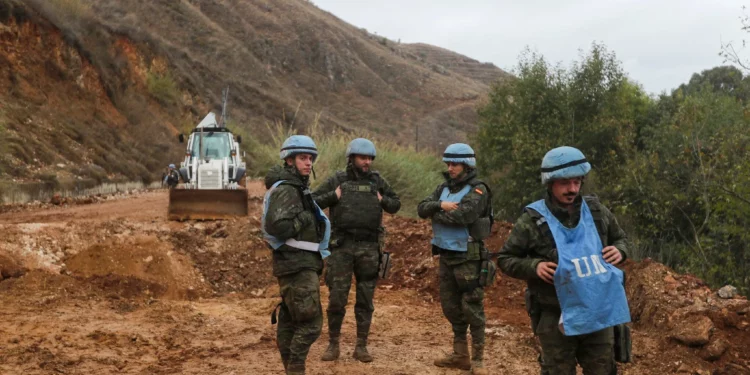 Las fuerzas de paz de FPNUL aseguran el área en Khardali, en el sur del Líbano, luego de un alto el fuego entre Israel y Hezbolá el 27 de noviembre de 2024. (AP Foto/ Mohammed Zaatari)