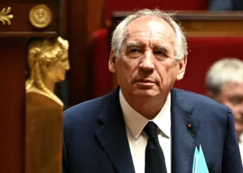 En un golpe a Macron: Legisladores destituyen al primer ministro francés