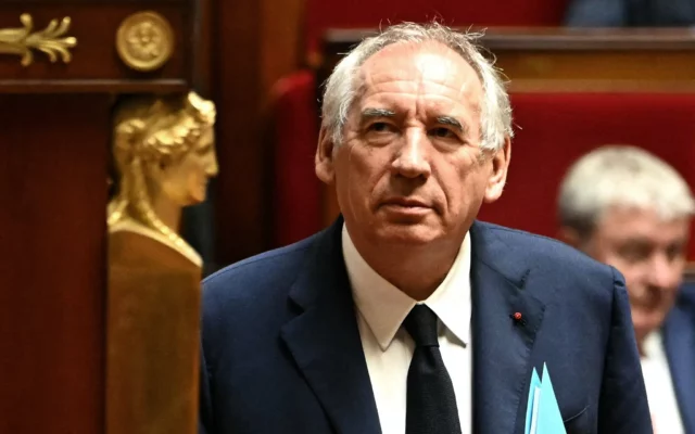 En un golpe a Macron: Legisladores destituyen al primer ministro francés