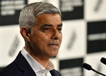 El alcalde de Londres, Sadiq Khan, pronuncia su discurso de aceptación tras ser declarado ganador de las elecciones a la alcaldía de Londres en el Ayuntamiento el 8 de mayo de 2021, logrando así su segundo mandato. (Justin Tallis/AFP)