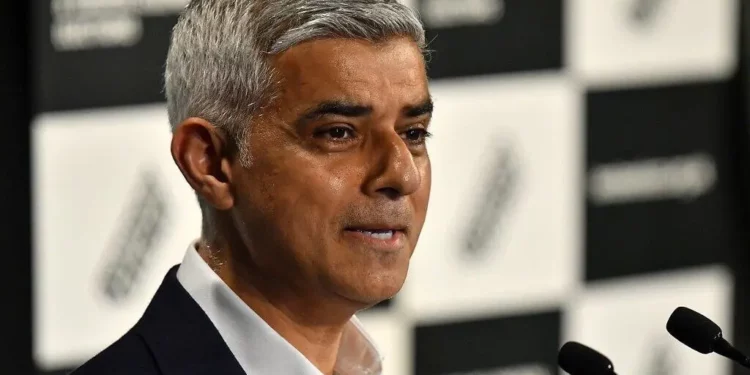 El alcalde de Londres, Sadiq Khan, pronuncia su discurso de aceptación tras ser declarado ganador de las elecciones a la alcaldía de Londres en el Ayuntamiento el 8 de mayo de 2021, logrando así su segundo mandato. (Justin Tallis/AFP)