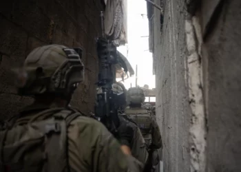 Soldados de las FDI vistos operando en la ciudad de Gaza en una imagen publicada el 24 de septiembre de 2025 (Fuerzas de Defensa de Israel)