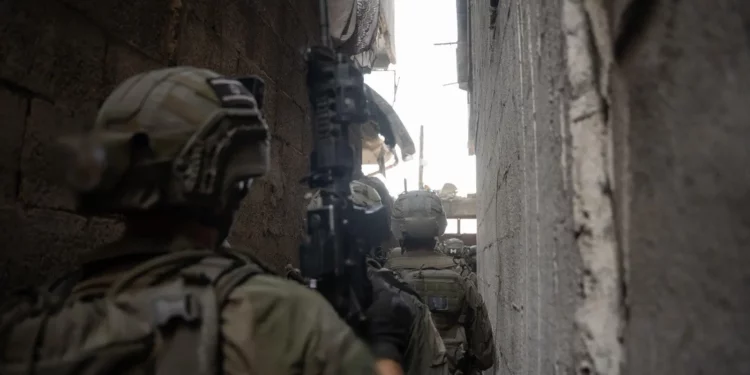 Soldados de las FDI vistos operando en la ciudad de Gaza en una imagen publicada el 24 de septiembre de 2025 (Fuerzas de Defensa de Israel)