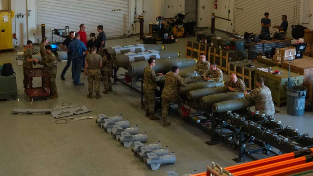 Aviadores estadounidenses asignados al 509º Escuadrón de Municiones construyen municiones de ataque directo conjunto GBU-31 y GBU-38 en la Base de la Fuerza Aérea Whiteman, Missouri, el 26 de agosto de 2025. (Crédito de la imagen: USAF / Aviador senior Joseph García) 