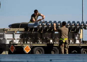 Aviadores estadounidenses asignados al 393º Escuadrón de Generación de Bombarderos preparan municiones de ataque directo conjunto GBU-38 para ser cargadas en un avión B-2 Spirit en la Base de la Fuerza Aérea Whiteman, Missouri, el 28 de agosto de 2025. (Crédito de la imagen: USAF / Sargento Joshua Hastings)