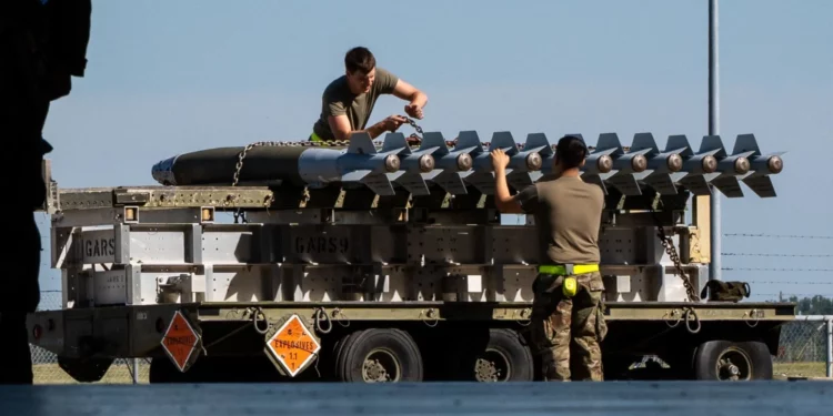 Aviadores estadounidenses asignados al 393º Escuadrón de Generación de Bombarderos preparan municiones de ataque directo conjunto GBU-38 para ser cargadas en un avión B-2 Spirit en la Base de la Fuerza Aérea Whiteman, Missouri, el 28 de agosto de 2025. (Crédito de la imagen: USAF / Sargento Joshua Hastings)
