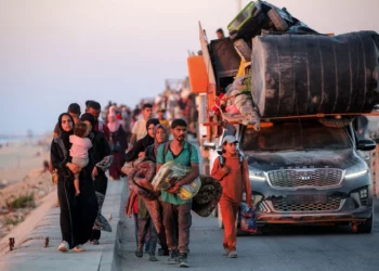 Gazatíes que evacuan hacia el sur de la ciudad de Gaza viajan a pie y en vehículo por la carretera costera de Nuseirat, en el centro de la Franja de Gaza, el 13 de septiembre de 2025. (Eyad BABA / AFP)