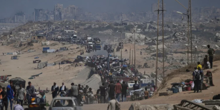 Gazatíes evacuan la ciudad de Gaza a pie y en vehículos, cargando sus pertenencias por la carretera costera hacia el sur de Gaza, el 18 de septiembre de 2025. (AP/Abdel Kareem Hana)