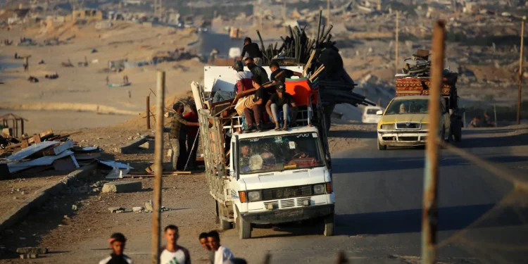 Los palestinos que huyen hacia el sur viajan en un camión con sus pertenencias en la carretera costera cerca del campo de refugiados de Nuseirat en el centro de la Franja de Gaza, el 5 de septiembre de 2025. (Eyad BABA / AFP)