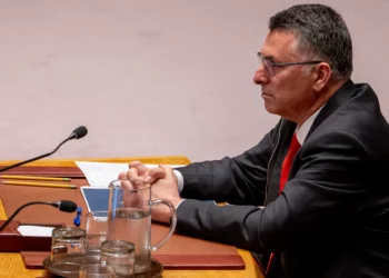 El ministro de Relaciones Exteriores, Gideon Sa'ar, asiste a una reunión en la sede de las Naciones Unidas en la ciudad de Nueva York, el 5 de agosto de 2025. (Liri Agami/Flash90)