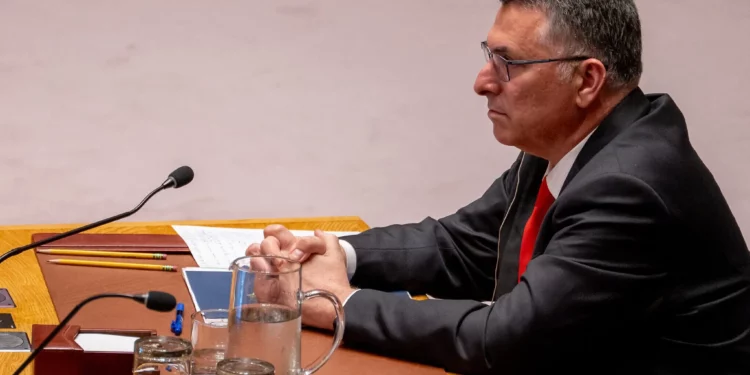El ministro de Relaciones Exteriores, Gideon Sa'ar, asiste a una reunión en la sede de las Naciones Unidas en la ciudad de Nueva York, el 5 de agosto de 2025. (Liri Agami/Flash90)