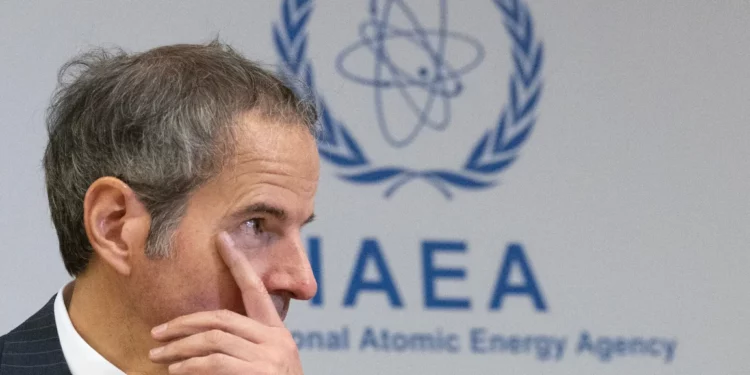 El director general del Organismo Internacional de Energía Atómica (OIEA), Rafael Grossi, asiste a una reunión extraordinaria de la Junta de Gobernadores del OIEA en la sede del organismo en Viena (Austria), el 23 de junio de 2025. (Joe Klamar / AFP)