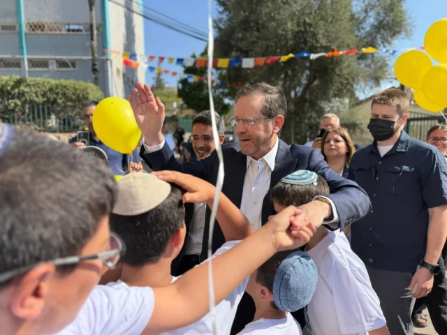2,5 millones de niños israelíes regresan a clases en medio de la guerra