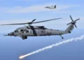 Los helicópteros HH-60G y HH-60W ponen a prueba sus contramedidas sobre el agua