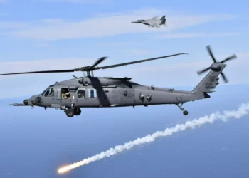 Los helicópteros HH-60G y HH-60W ponen a prueba sus contramedidas sobre el agua