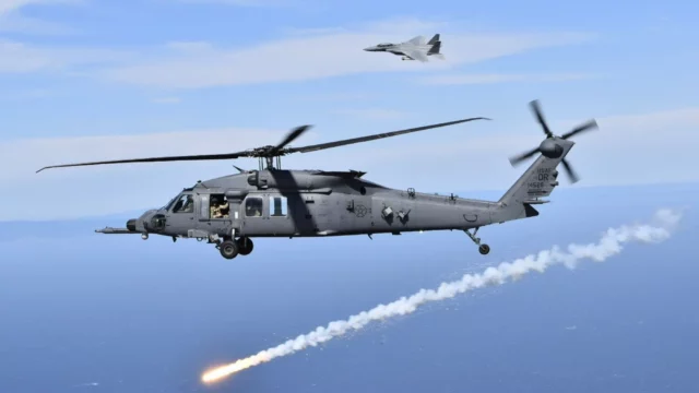 Los helicópteros HH-60G y HH-60W ponen a prueba sus contramedidas sobre el agua