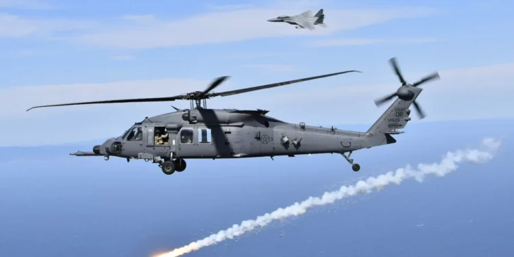 Los helicópteros HH-60G y HH-60W ponen a prueba sus contramedidas sobre el agua