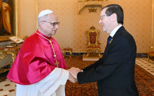 El presidente de Israel se reunió con el Papa León en el Vaticano