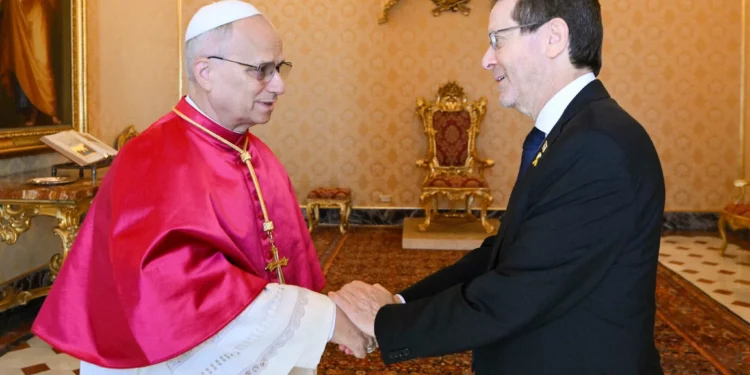 El presidente de Israel se reunió con el Papa León en el Vaticano
