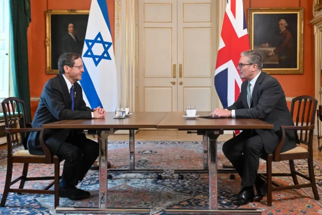 Herzog criticó reconocimiento británico de un Estado palestino en reunión