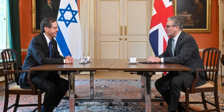 Herzog criticó reconocimiento británico de un Estado palestino en reunión