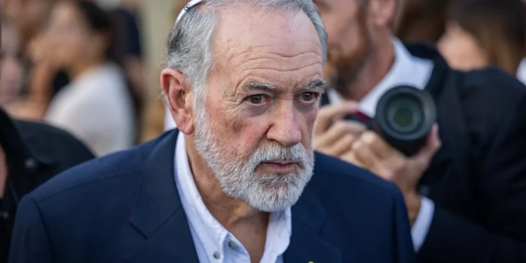El embajador de Estados Unidos en Israel, Mike Huckabee, visita el Muro Occidental en la Ciudad Vieja de Jerusalén, al final de Tisha B'Av, el 3 de agosto de 2025. (Chaim Goldberg / Flash90)