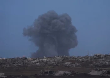 El humo de un ataque israelí se eleva sobre la Franja de Gaza, visto desde el sur de Israel, el miércoles 3 de septiembre de 2025. (AP Foto/Ariel Schalit)