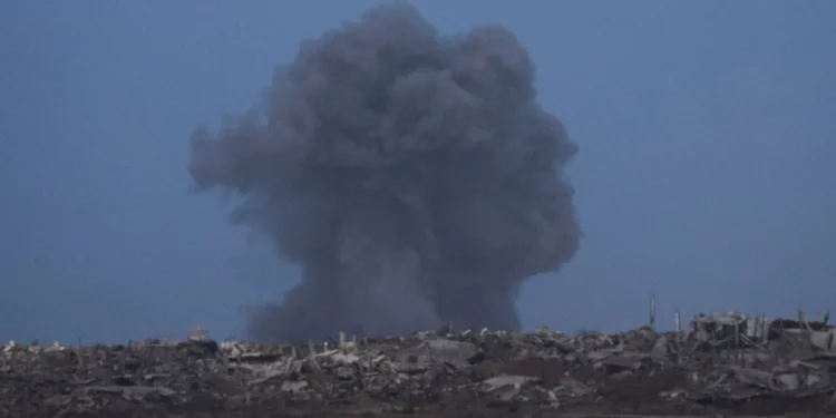 El humo de un ataque israelí se eleva sobre la Franja de Gaza, visto desde el sur de Israel, el miércoles 3 de septiembre de 2025. (AP Foto/Ariel Schalit)