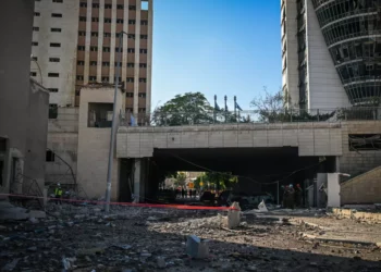 Israel publica imágenes del impacto de un misil iraní junto a edificio gubernamental