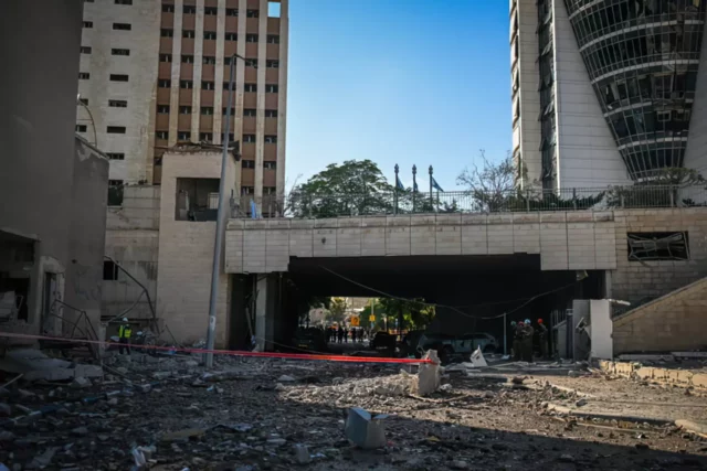 Israel publica imágenes del impacto de un misil iraní junto a edificio gubernamental