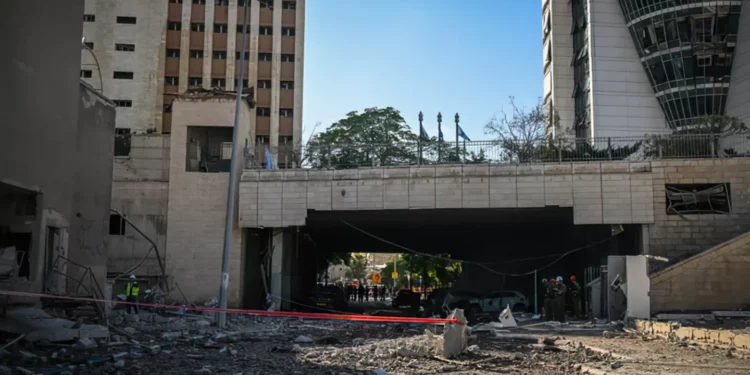 Israel publica imágenes del impacto de un misil iraní junto a edificio gubernamental