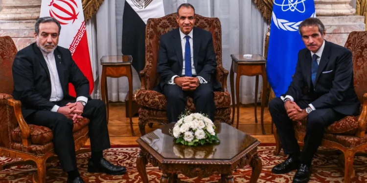 Irán acuerda nuevo marco de cooperación con el OIEA