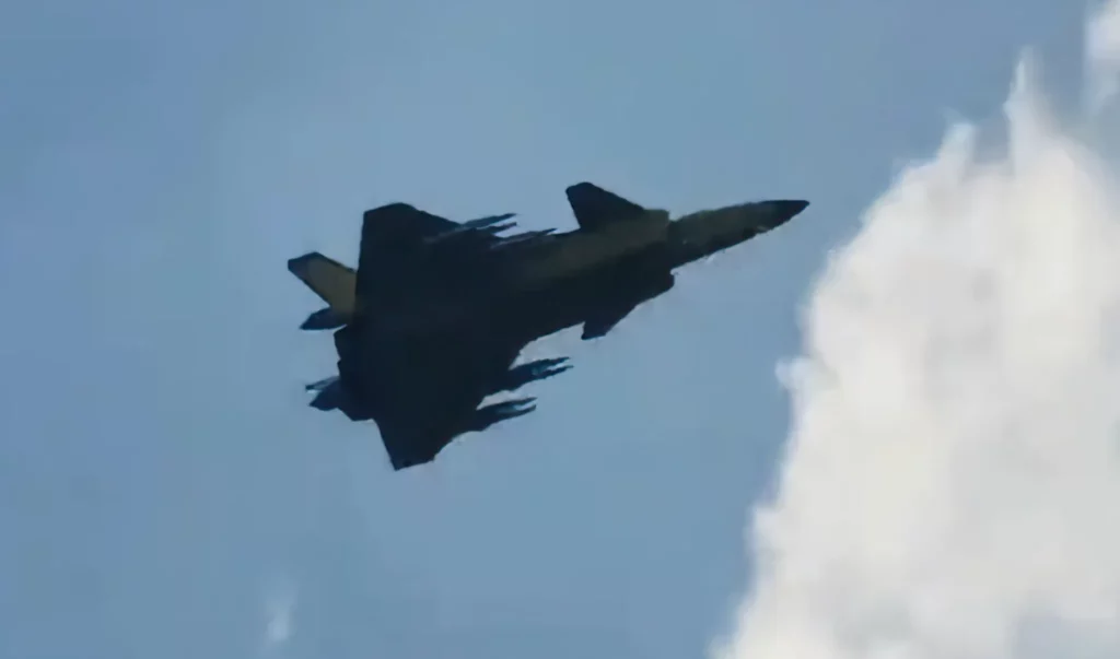 El J-20 de China vuela en “Modo Bestia” con ocho misiles aire-aire