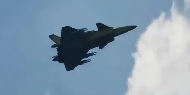 El J-20 de China vuela en “Modo Bestia” con ocho misiles aire-aire