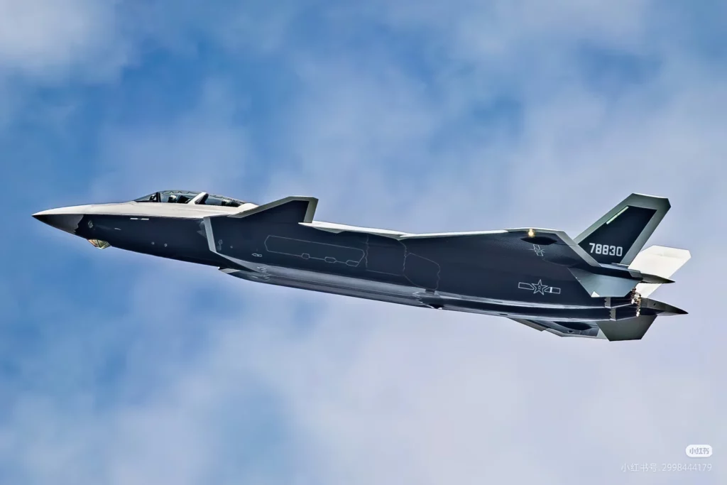 El nuevo J-20S chino: Un solo caza controlará a seis drones a la vez