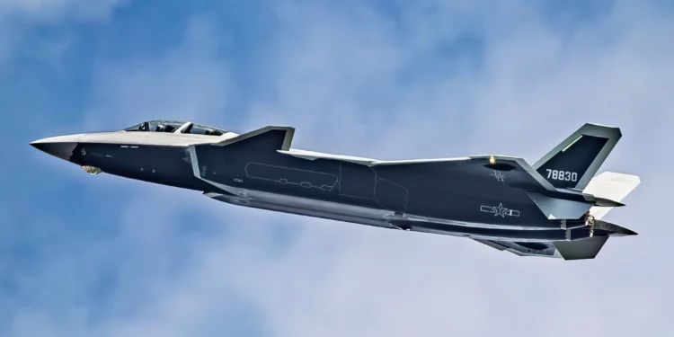 El nuevo J-20S chino: Un solo caza controlará a seis drones a la vez