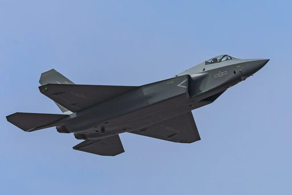 China revela nuevos detalles de J-35: más furtivo que el Su-57