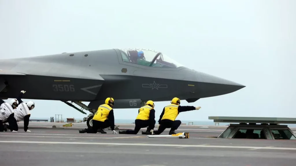 J-35, J-15 y KJ-600 operando desde el portaaviones Fujian de China
