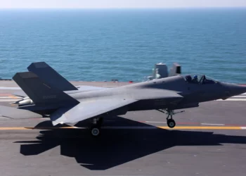 J-35, J-15 y KJ-600 operando desde el portaaviones Fujian de China