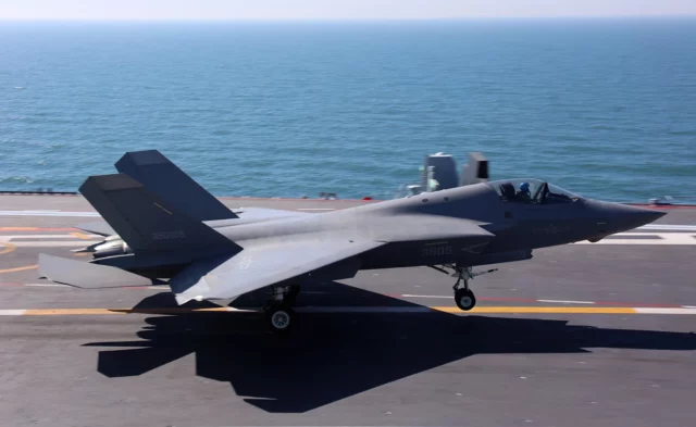 China supera a EE. UU. al integrar cazas furtivos en portaaviones EMALS
