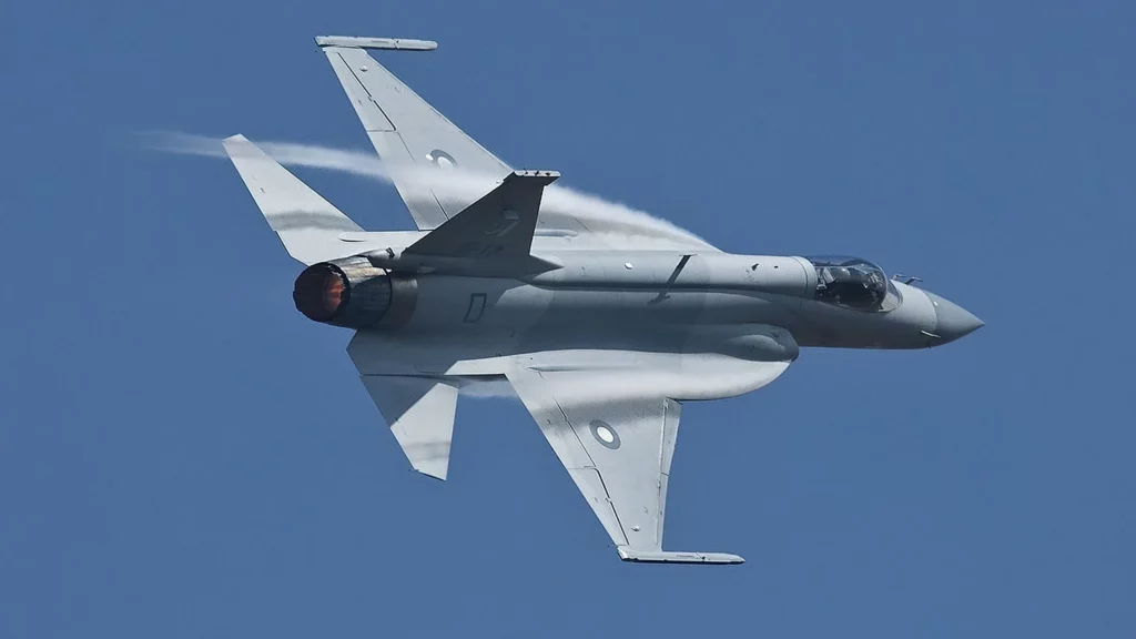JF-17B sorprende con radar KLJ-7A y misiles aire-aire PL-15