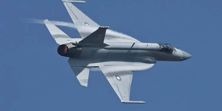 JF-17B sorprende con radar KLJ-7A y misiles aire-aire PL-15