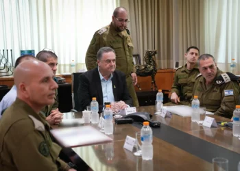 El ministro de Defensa, Israel Katz (centro) y el jefe de las FDI, Eyal Zamir (derecha), aprueban los ataques contra Yemen el 28 de agosto de 2025. (Elad Malka/Ministerio de Defensa)