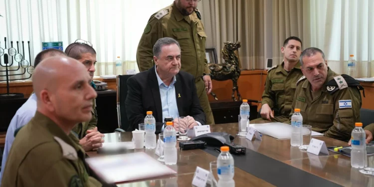 El ministro de Defensa, Israel Katz (centro) y el jefe de las FDI, Eyal Zamir (derecha), aprueban los ataques contra Yemen el 28 de agosto de 2025. (Elad Malka/Ministerio de Defensa)