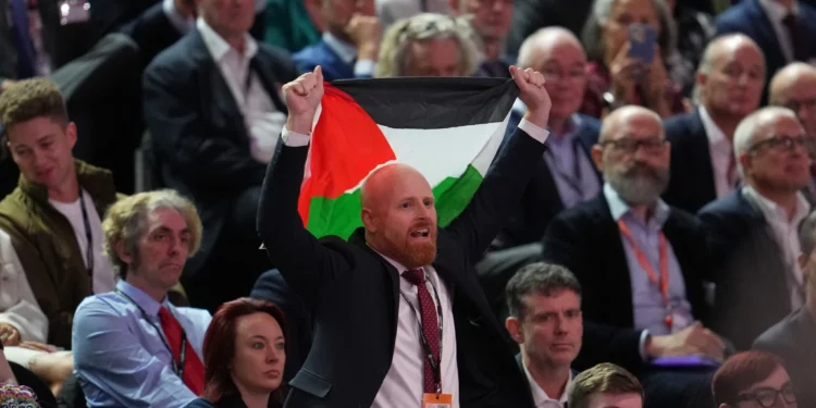 Laboristas británicos apoyan moción que califica la guerra en Gaza de genocidio