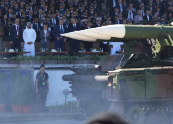 Lanzacohetes de fabricación israelí exhibido en desfile militar serbio llama la atención de los expertos