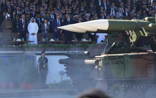 Lanzacohetes de fabricación israelí exhibido en desfile militar serbio llama la atención de los expertos