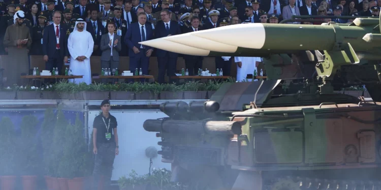 Lanzacohetes de fabricación israelí exhibido en desfile militar serbio llama la atención de los expertos